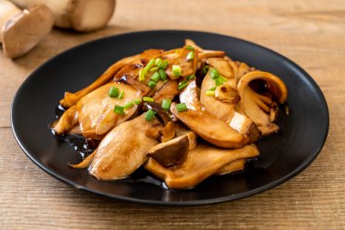 İstiridye soslu kızarmış kral istiridye mantarı. Sağlıklı, vejetaryen ya da vejetaryen yemek tarzı.