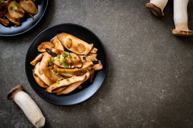 İstiridye soslu kızarmış kral istiridye mantarı. Sağlıklı, vejetaryen ya da vejetaryen yemek tarzı.