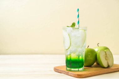 Yeşil elma soda ahşap masa üzerinde