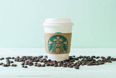 Bangkok, Tayland - 5 Haziran 2018: Beyaz kahve fincanı Starbucks logosu üzerinde tahta arka plan ile. Starbucks dünyanın en büyük kahve evi 61 ülke içinde 20.000'den fazla mağaza ile mi.