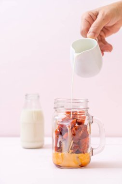 Tay çay buz küpü ile ahşap arka plan üzerinde süt