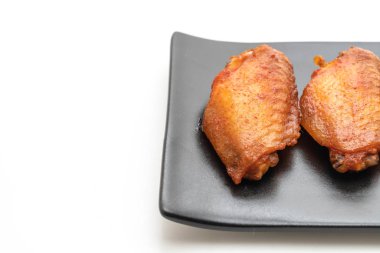 Beyaz arka plan üzerinde izole Barbekü tavuk kanadı