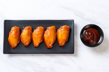 Barbekü tavuk kanadı sosu ile