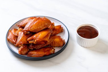 Barbekü tavuk kanadı sosu ile