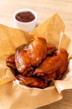 Barbekü tavuk kanadı sosu ile