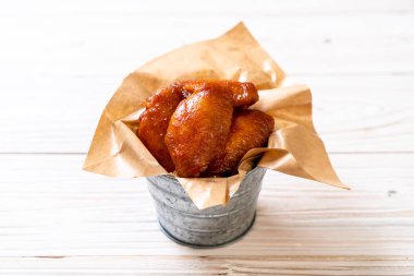 Barbekü tavuk kanadı sosu ile