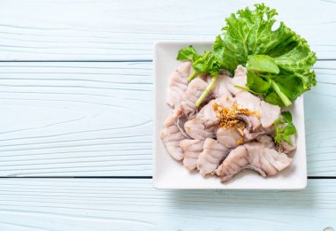 Soslu ve sebzeli haşlanmış balık sosu.