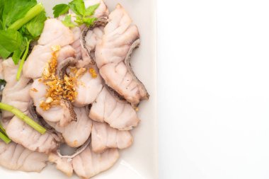 Haşlanmış balık daldırma soslu beyaz arka plan üzerinde izole