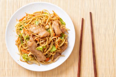 tavada kızartılmış yakisoba noodle pork - Asya gıda tarzı ile