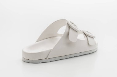 Kadınlar beyaz arka plan üzerinde izole sandalet deri