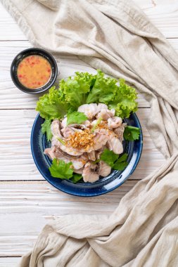 Soslu ve sebzeli haşlanmış balık sosu.