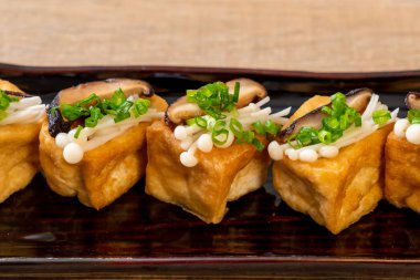 Shitake Mantarlı ızgara Tofu ve Altın İğne Mantarı - sağlıklı, vejetaryen veya vejetaryen yemek tarzı