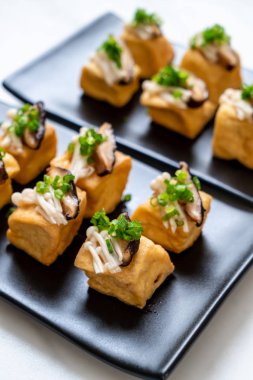 Shitake Mantarlı ızgara Tofu ve Altın İğne Mantarı - sağlıklı, vejetaryen veya vejetaryen yemek tarzı