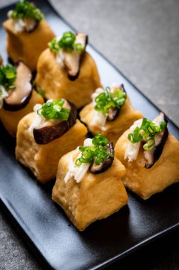 Shitake Mantarlı ızgara Tofu ve Altın İğne Mantarı - sağlıklı, vejetaryen veya vejetaryen yemek tarzı