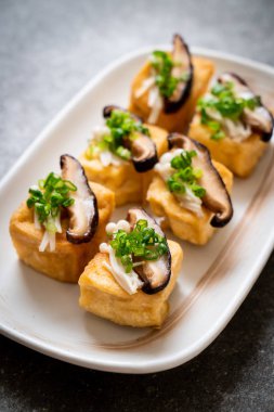 Shitake Mantarlı ızgara Tofu ve Altın İğne Mantarı - sağlıklı, vejetaryen veya vejetaryen yemek tarzı