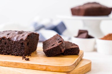 ahşap zemin üzerine çikolatalı browni kek