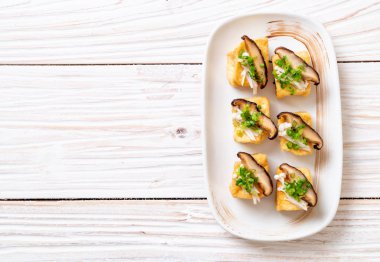 Shitake Mantarlı ızgara Tofu ve Altın İğne Mantarı - sağlıklı, vejetaryen veya vejetaryen yemek tarzı