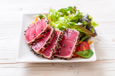 Taze ton balığı ve sebze salatası. Sağlıklı yemek.