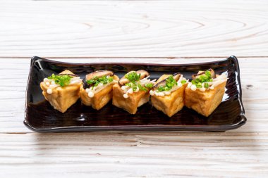 Shitake Mantarlı ızgara Tofu ve Altın İğne Mantarı - sağlıklı, vejetaryen veya vejetaryen yemek tarzı