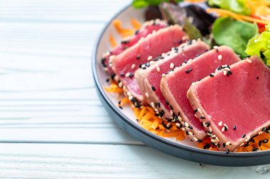 Taze ton balığı ve sebze salatası. Sağlıklı yemek.