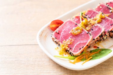 Taze orkinos ile baharatlı salata sosu - ham sağlıklı gıda