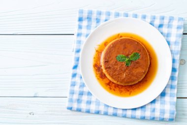 Ev yapımı karamel kremalı puding ahşap arka plan üzerinde