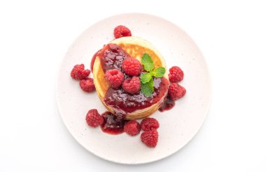 Taze ahududu ve beyaz arka plan üzerinde izole frambuaz sos ile gözleme