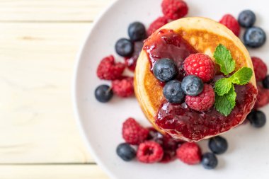 Taze ahududu ve yabanmersinli gözleme.