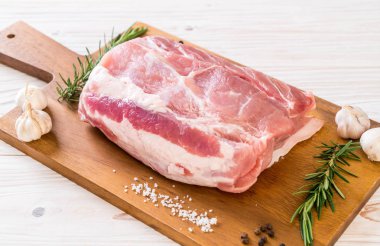 taze domuz ham filetosu ahşap tahta üzerinde