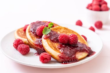 Taze ahududu ve frambuaz sos ile sufle gözleme