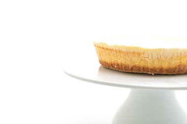 Ev yapımı cheesecake beyaz arka plan üzerinde izole