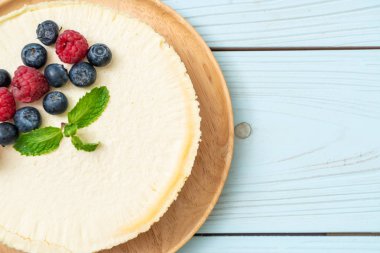 Ev yapımı cheesecake taze ahududu ve yaban mersini ile