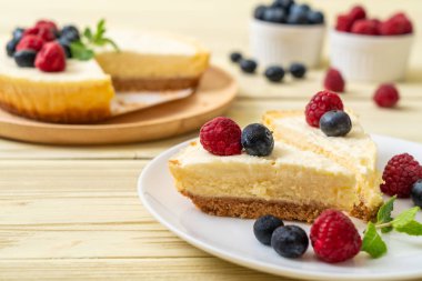 Ev yapımı cheesecake taze ahududu ve yaban mersini ile