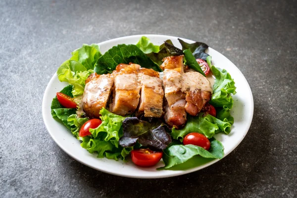 ızgara tavuk salata sebze - sağlıklı gıda tarzı ile