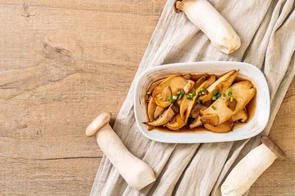 İstiridye soslu kızarmış kral istiridye mantarı. Sağlıklı, vejetaryen ya da vejetaryen yemek tarzı.