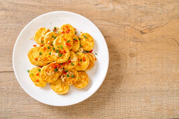 Sahanda yumurta yumuşak tofu sarımsak - sağlıklı, vegan ve sebze gıda tarzı