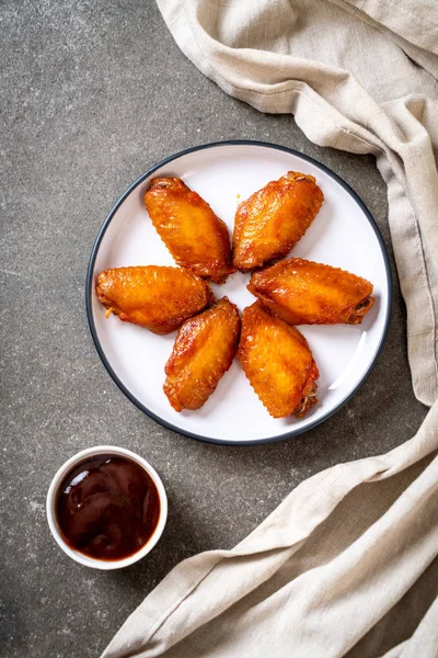 Barbekü tavuk kanadı sosu ile