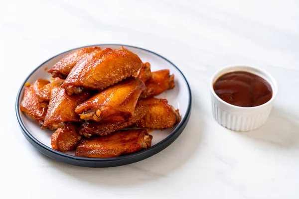 Barbekü tavuk kanadı sosu ile