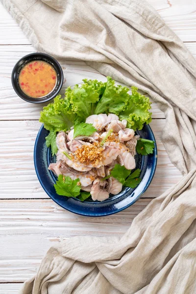 Soslu ve sebzeli haşlanmış balık sosu.