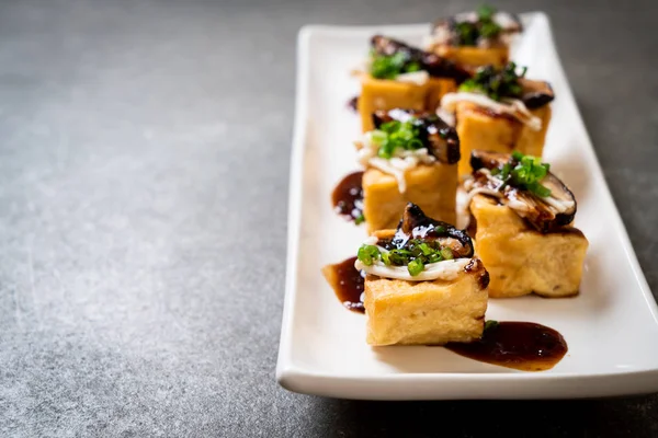 Shitake Mantarlı ızgara Tofu ve Altın İğne Mantarı - sağlıklı, vejetaryen veya vejetaryen yemek tarzı