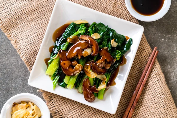 Sarımsaklı istiridye soslu kızarmış Hong Kong Kale heyecan