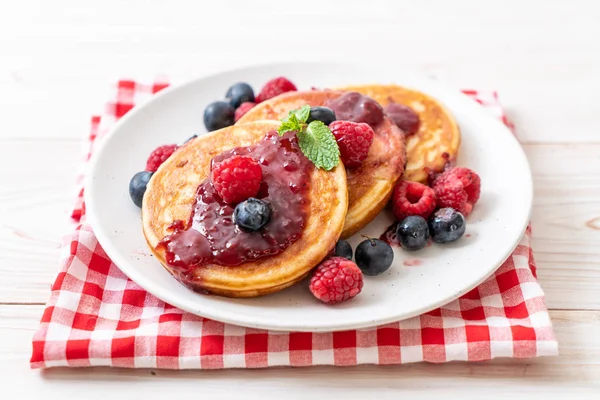 Souffle Pancake Fresh Raspberries Blueberries — Stock Photo, Image