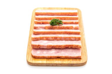 Beyaz arka planda dilimlenmiş pastırma ızgarası.