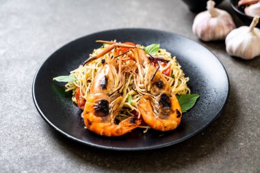 ızgara karides ve domates - İtalyan Füzyon gıda tarzı ile tavada kızartılmış spagetti