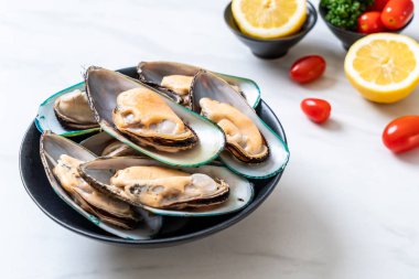 üzerinde siyah kase taze midye