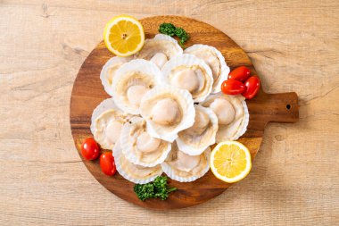 Ahşap tahta üzerinde taze kabuk tarak