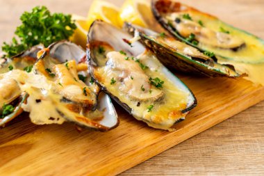 Peynirli taze midye.