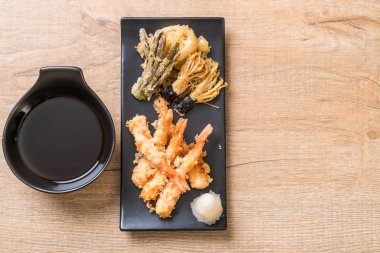 karides tempura (hırpalanmış kızarmış karides) sebze - Japon gıda tarzı