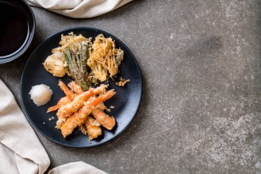 karides tempura (hırpalanmış kızarmış karides) sebze - Japon gıda tarzı