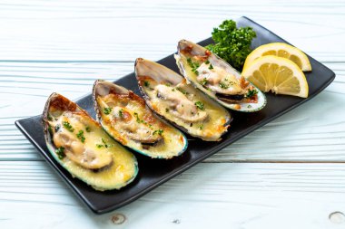 Peynirli taze midye.